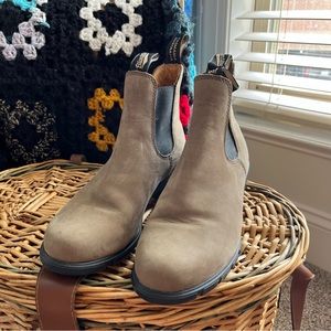 # 1677 Blundstone heeled boots 7.5 US